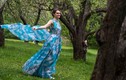 Ảnh: Thiếu nữ Nga tạo dáng trong vườn đầy hoa táo